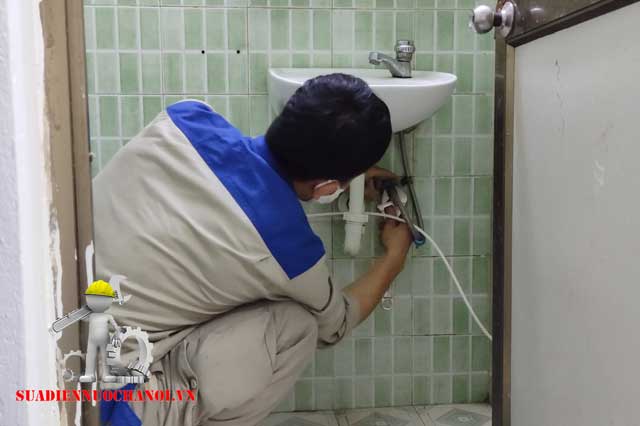 Thợ sửa chữa điện nước thay thế thiết bị vệ sinh sen vòi